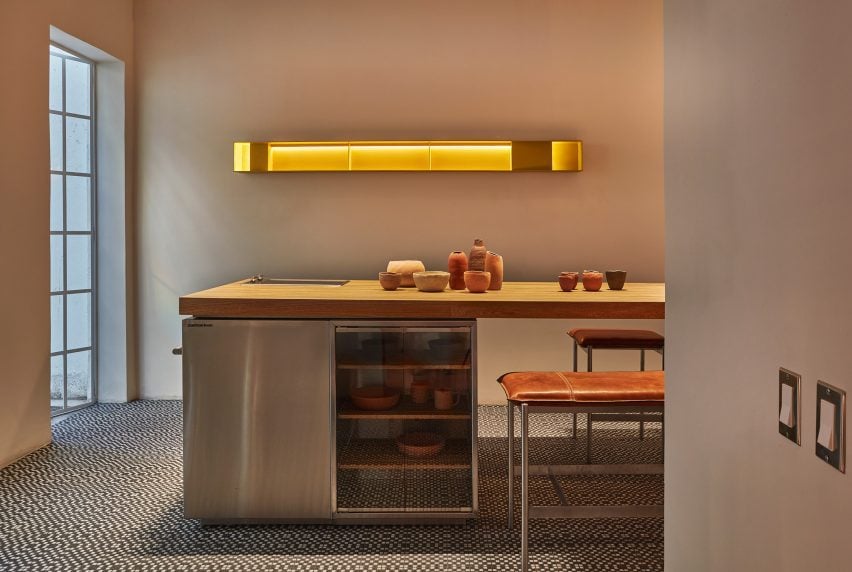 A kitchen with yellow lighting
