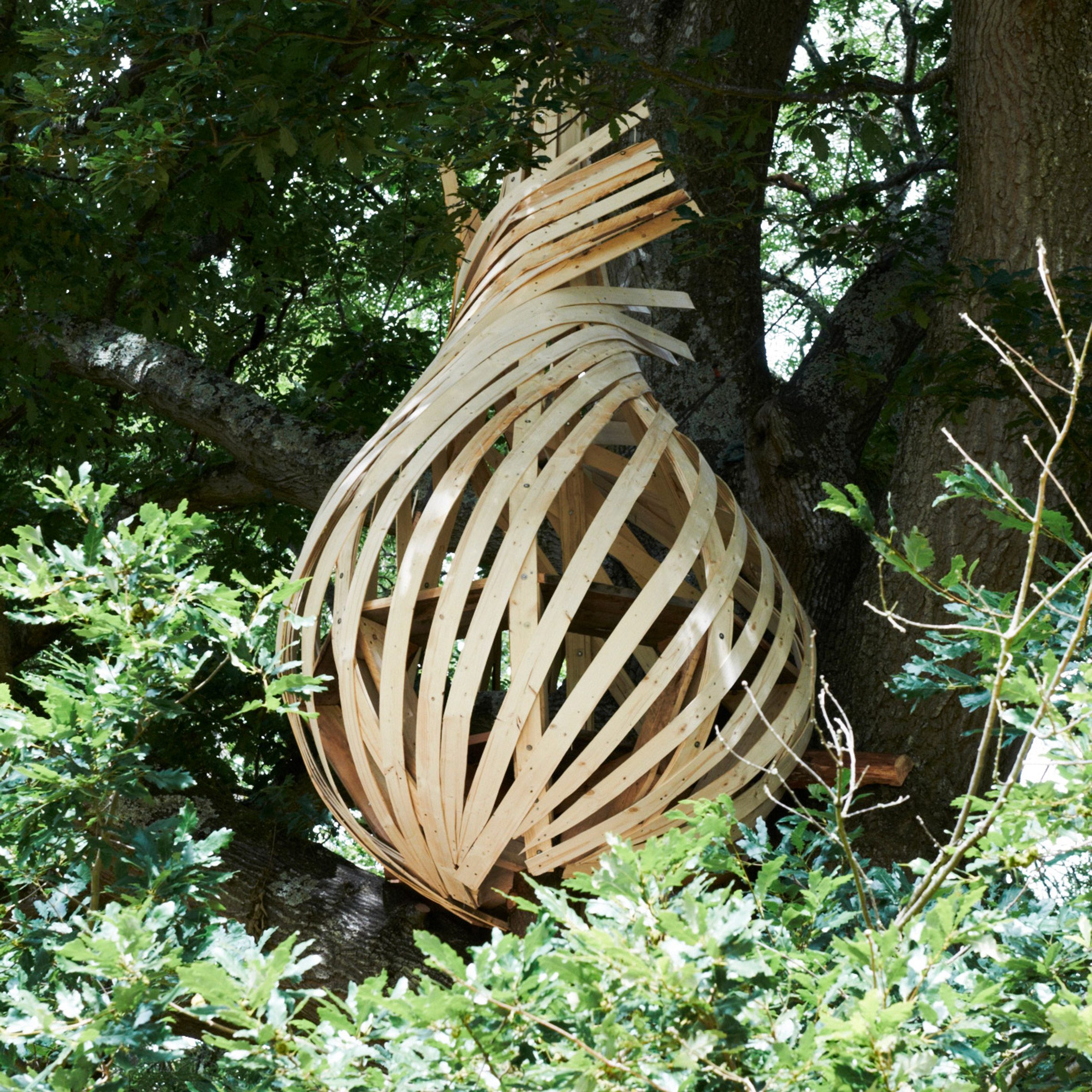 Nest-like treehouse
