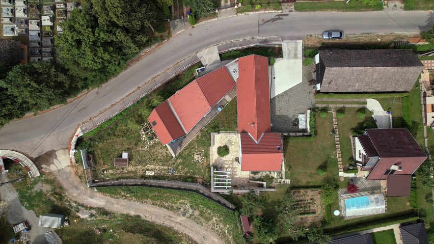 Letecký pohľad na nový dom so starým mlynom navrhnutý RDTH Architekti