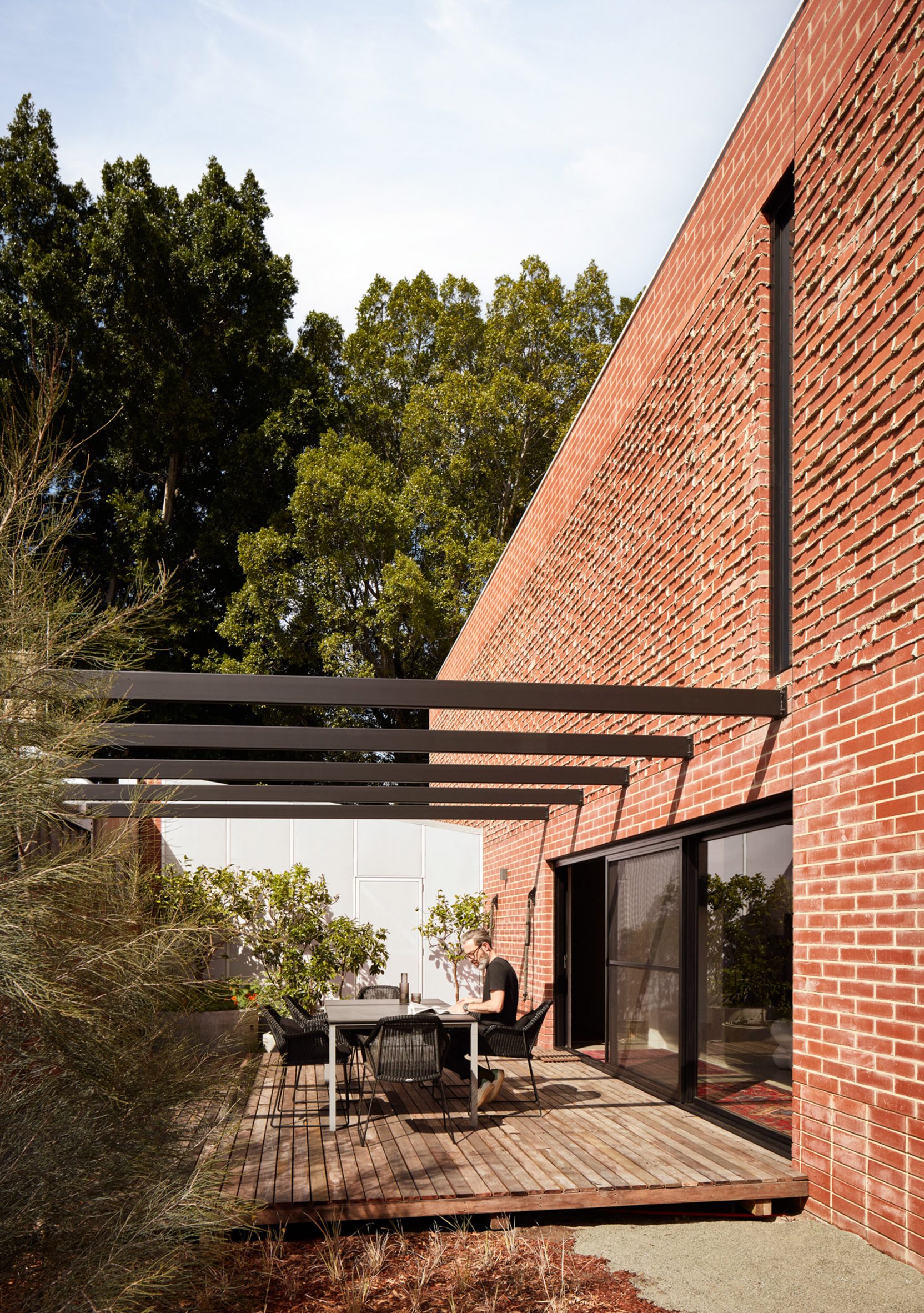 Backyard and patio in The Brick House by Studio Roam in Perth