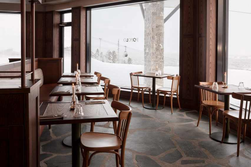 Bàn ăn và cửa sổ nhìn ra dốc trượt tuyết trong nhà hàng pizza Popolo tại Khu nghỉ dưỡng Trượt tuyết Pyhä ở Phần Lan