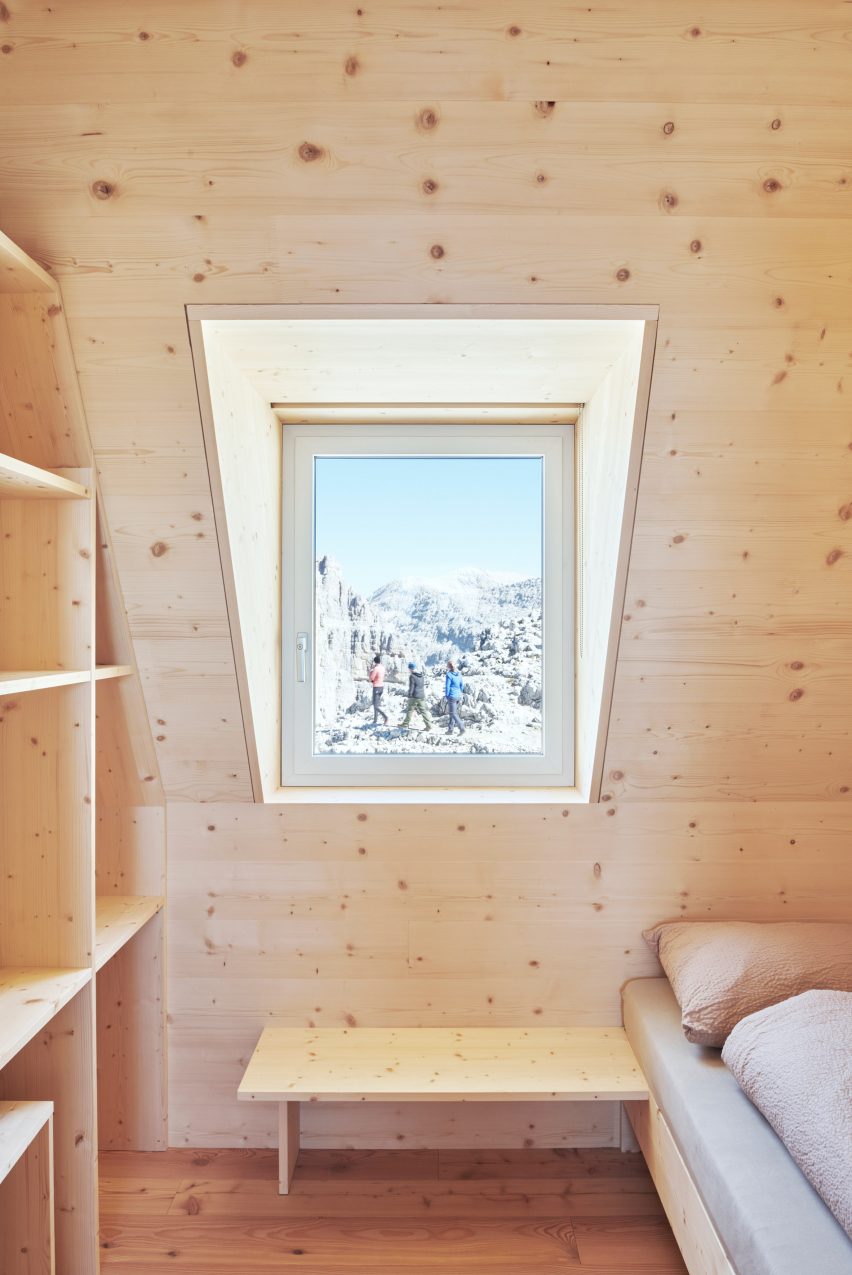 Camera da letto interna in legno al Rifugio Santnerpass