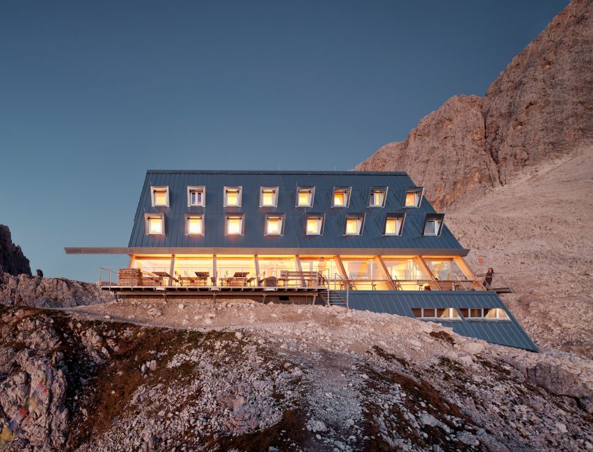 Senoner Tammerle Architekten crea un rifugio riflettente nelle Alpi in Italia