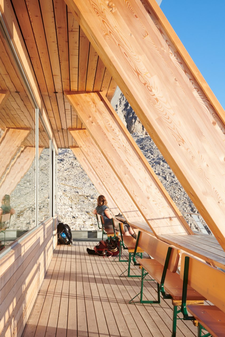 External terrace at a mountain refuge by Senoner Tammerle Architekten