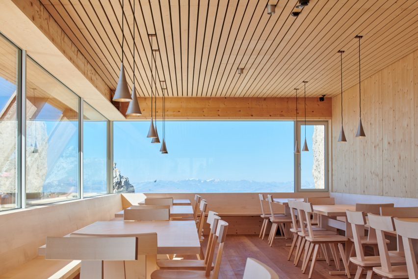 Bar e ristorante interno in un rifugio di montagna progettato da Senoner Tammerle Architekten