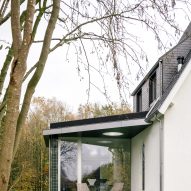 Green-tiled home extension in Belgium by Madam Architectuur