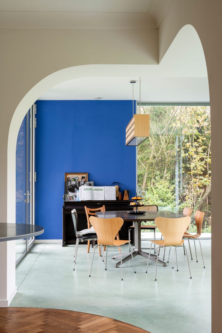 Arched opening between a kitchen and dining room extension