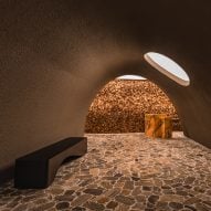 Cavernous restaurant by Spacemen feels like "stepping into a giant pot"
