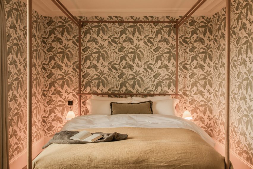اتاق خواب با تخت خواب چهار پوستر در خانه تعطیلات توسط Wildland و Ruth Kramer
