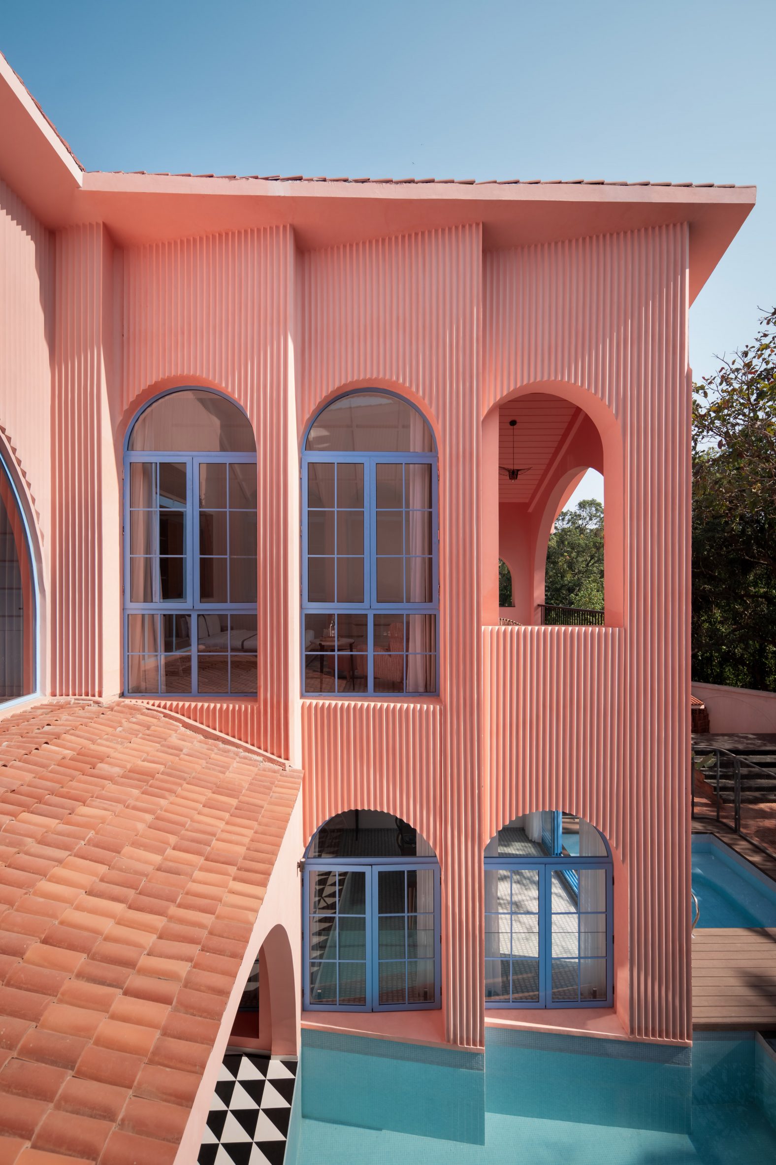 Pink holiday homes in India by Jugal Mistri Architects