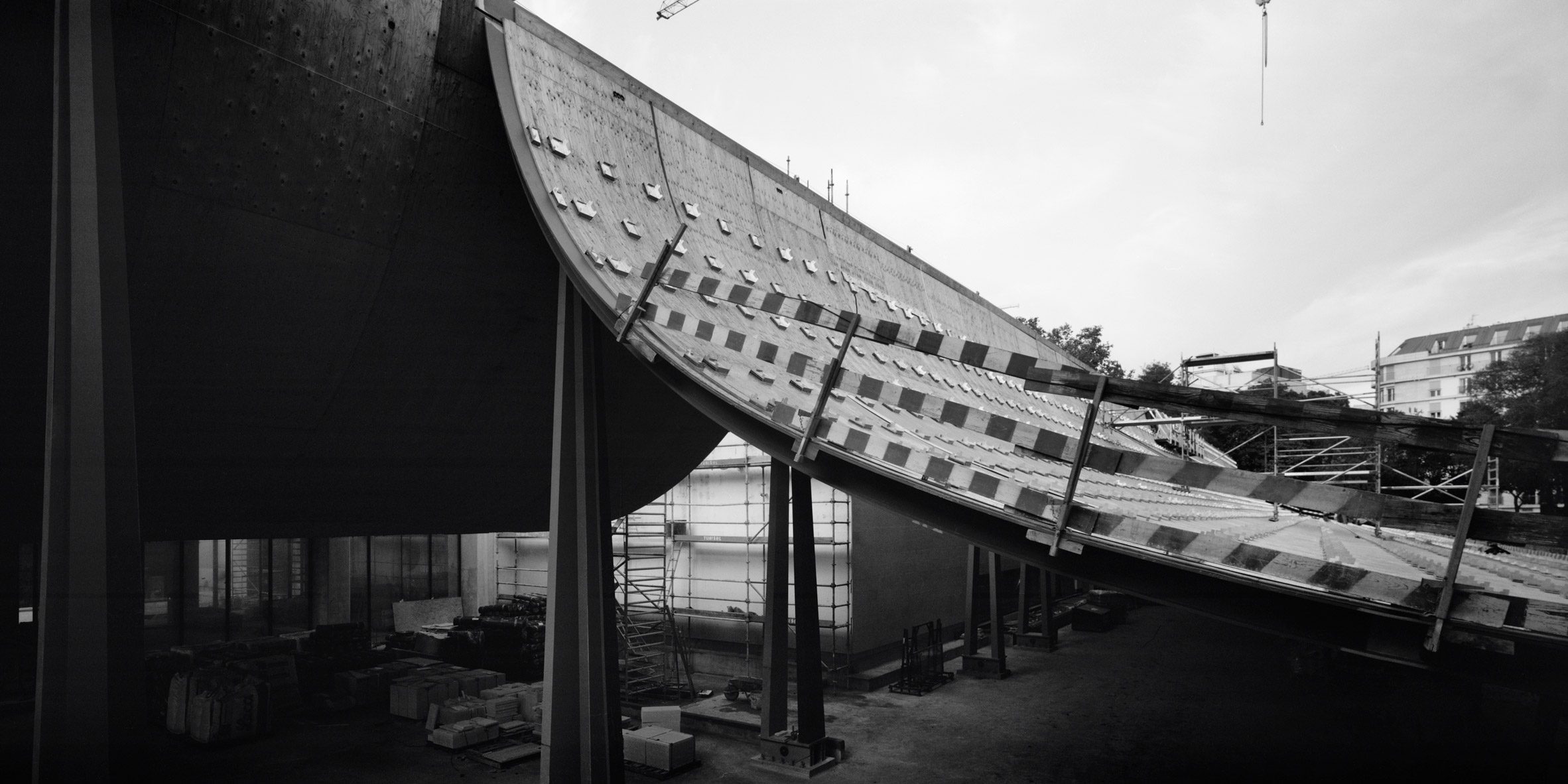 Construction photo of Centro de Arte Moderna Gulbenkian extension by Kengo Kuma
