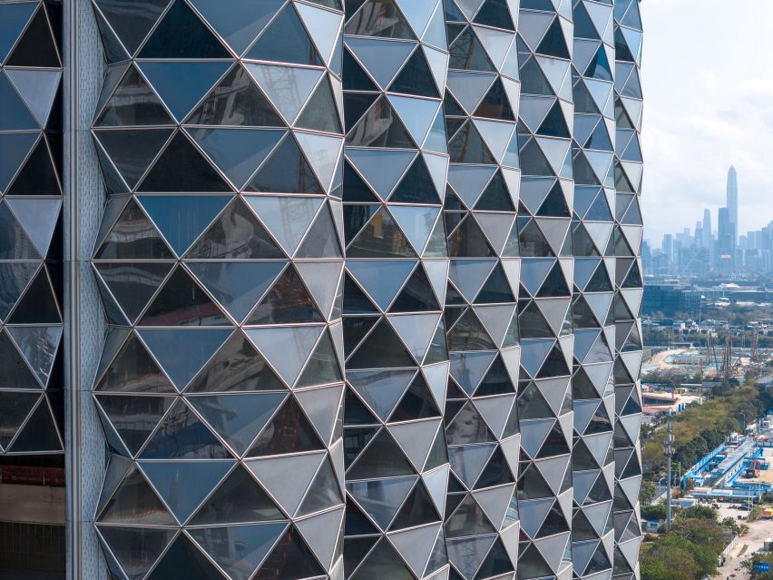 Éléments de façade verticaux incurvés avec fenêtres triangulaires