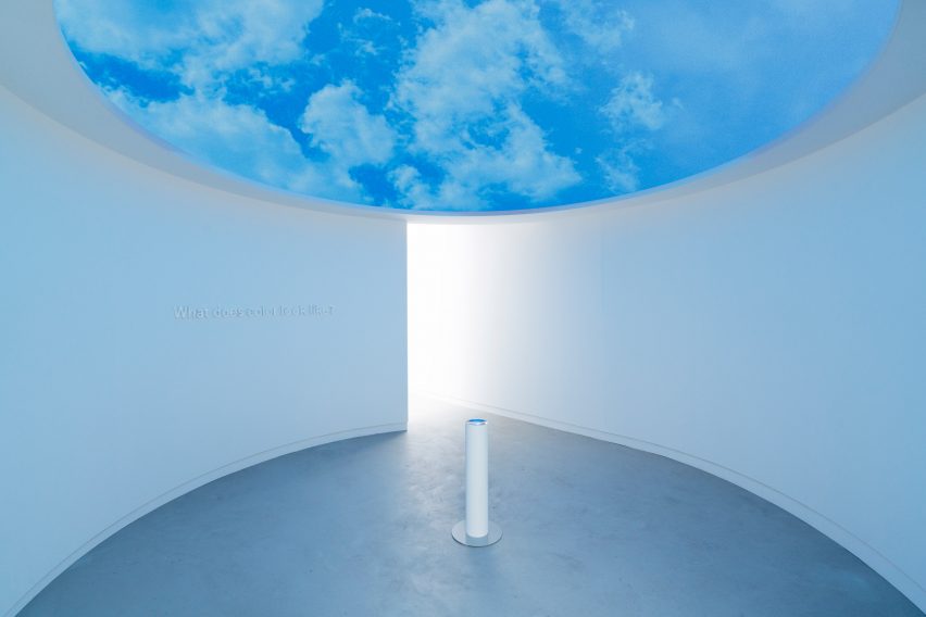2024년 밀라노 디자인 위크에서 Google을 위한 Chromasonic의 색상 설치 이해를 위한 밝은 파란색 방