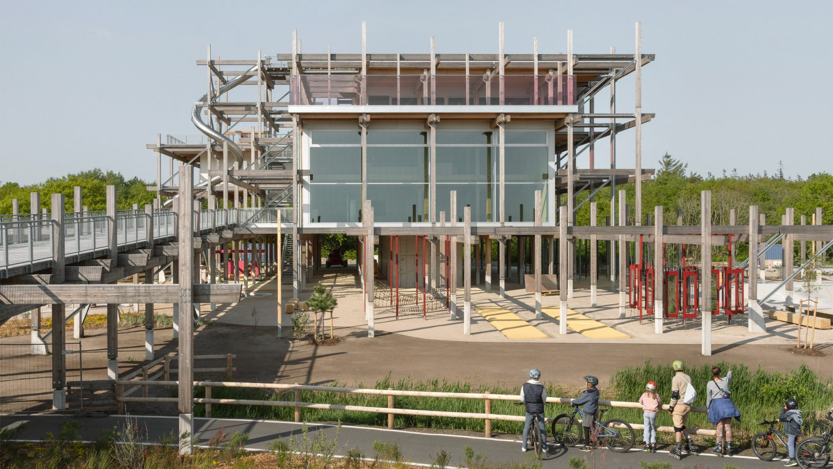 Holzer Kobler encloses Erlebnis-Hus in flexible timber grid