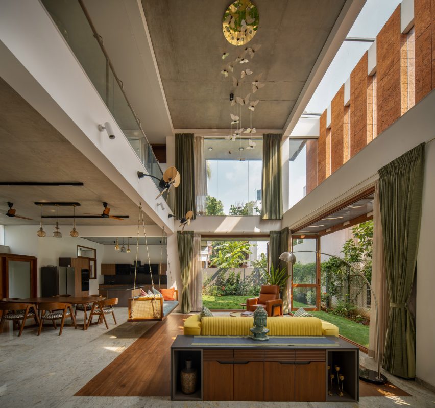 Obývacia izba s dvojitou výškou v dome v Bangalore