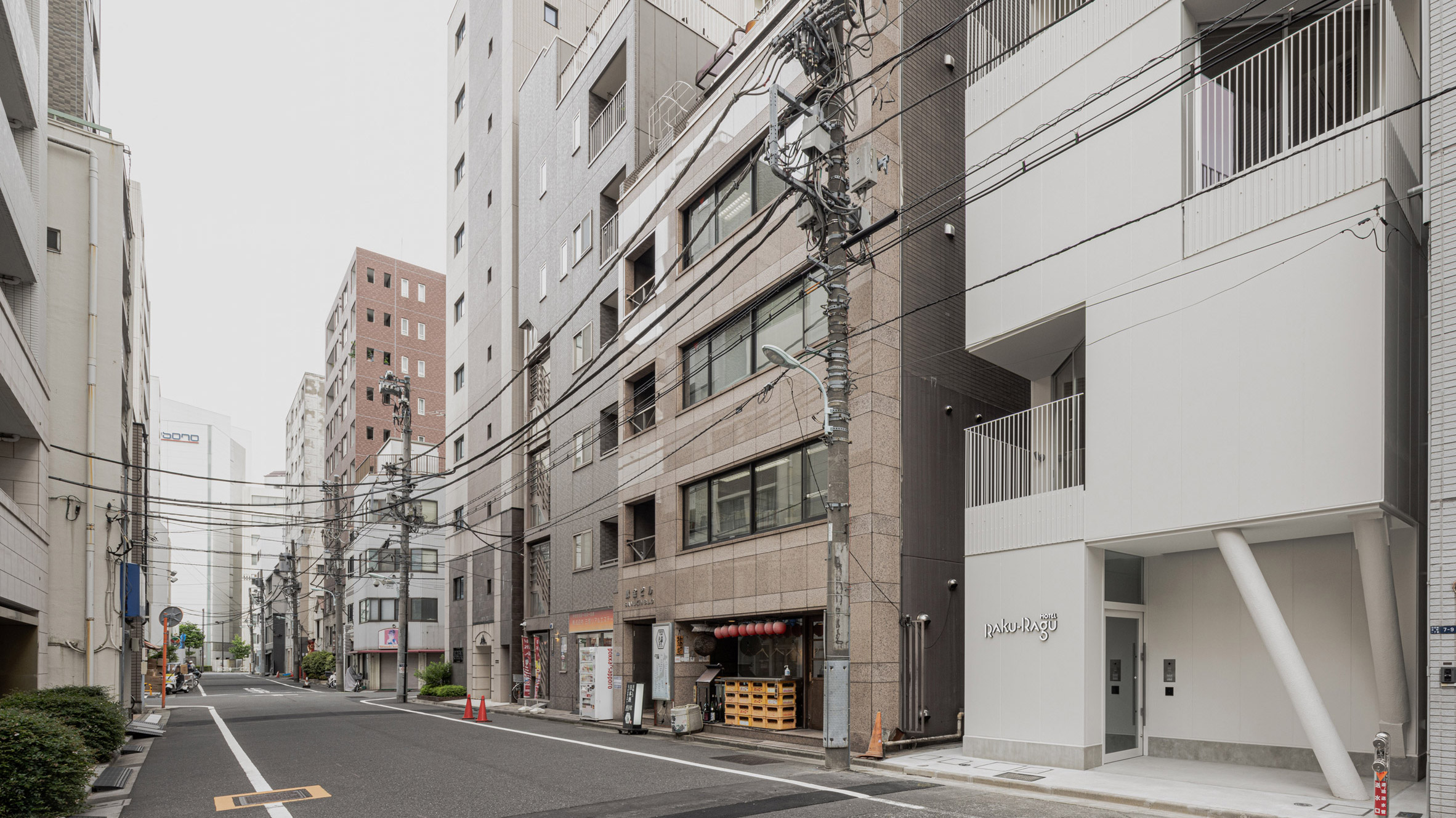 Kooo Architects creates narrow Hotel Rakuragu with cut-out balconies - Vimarsana News