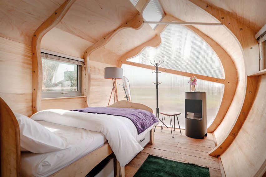 فضای داخلی اتاق خواب در کابین چوبی طراحی شده توسط پیتر مارکوس