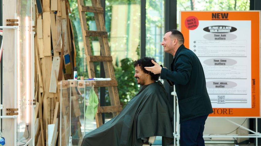 آلبرتو فوچی در New Store 2.0 در میلان کوتاهی موی رایگان ارائه می کند