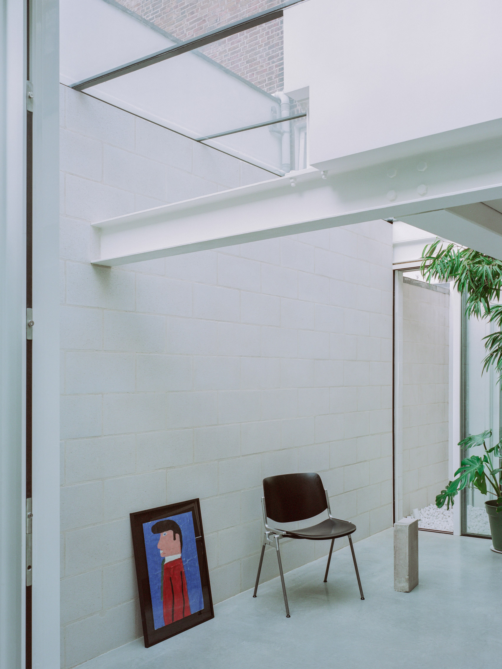 White-walled interior of Oasis house by Unknown Works