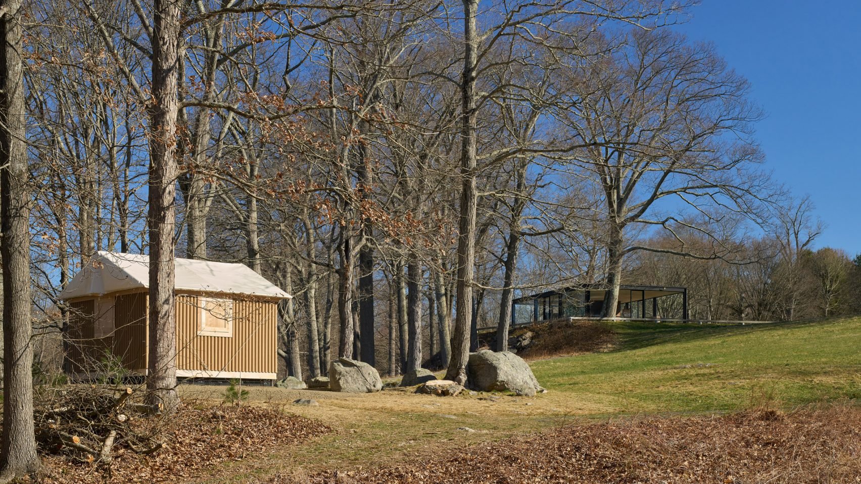 Shigeru Ban Unveils Paper Log House At Philip Johnson S Glass House