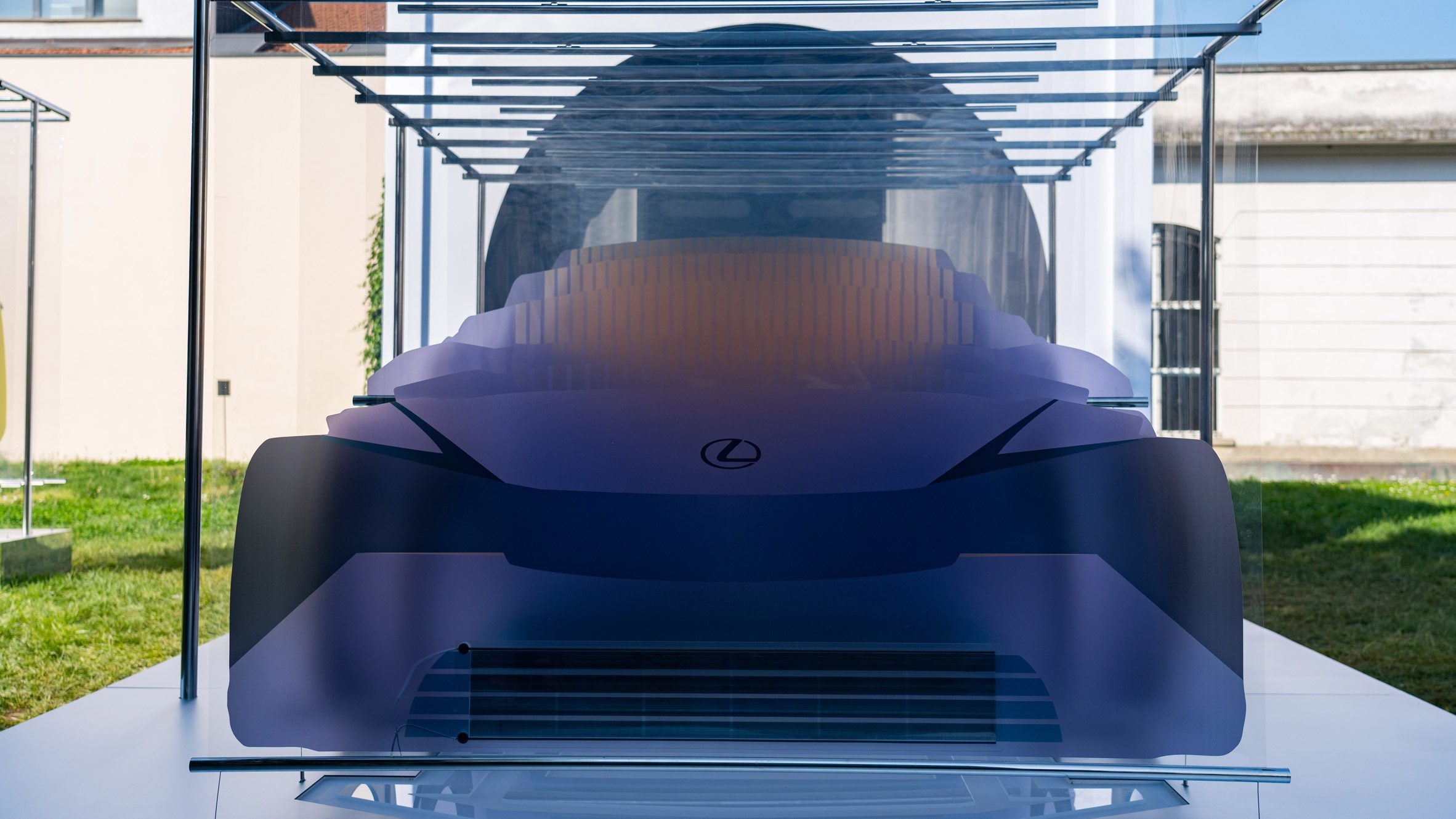 Holographic car within 8 minutes and 20 seconds exhibited in Milan