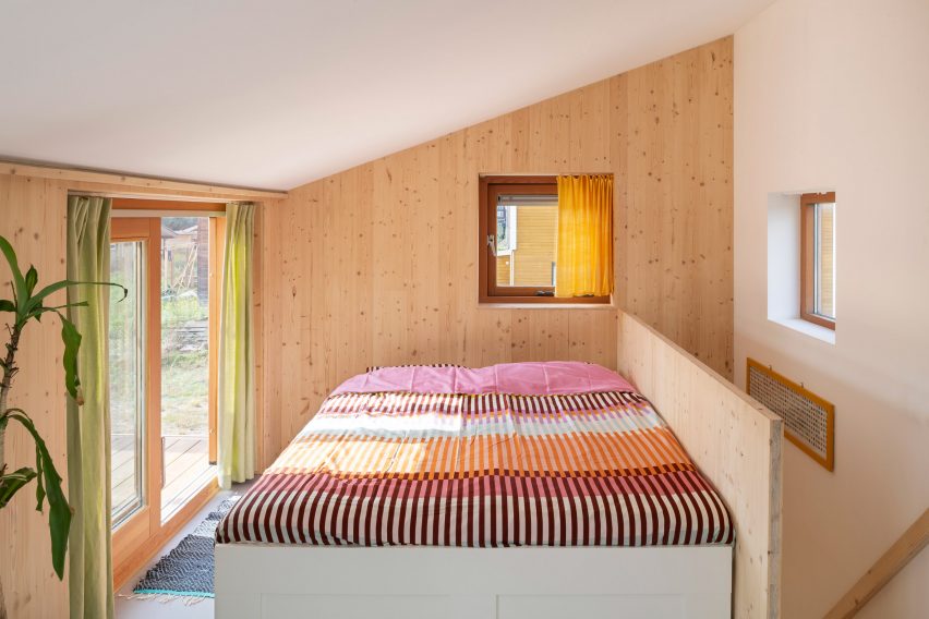 Dormitorio revestido de madera