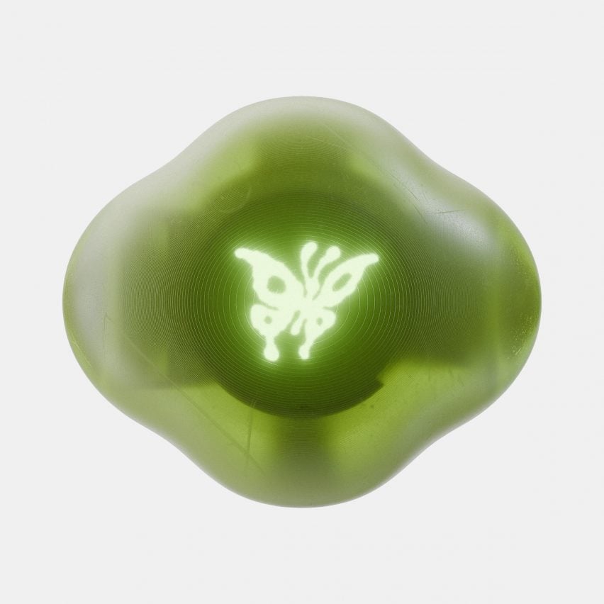 Imagen del producto de un dispositivo Terra verde que muestra un ícono de mariposa iluminado