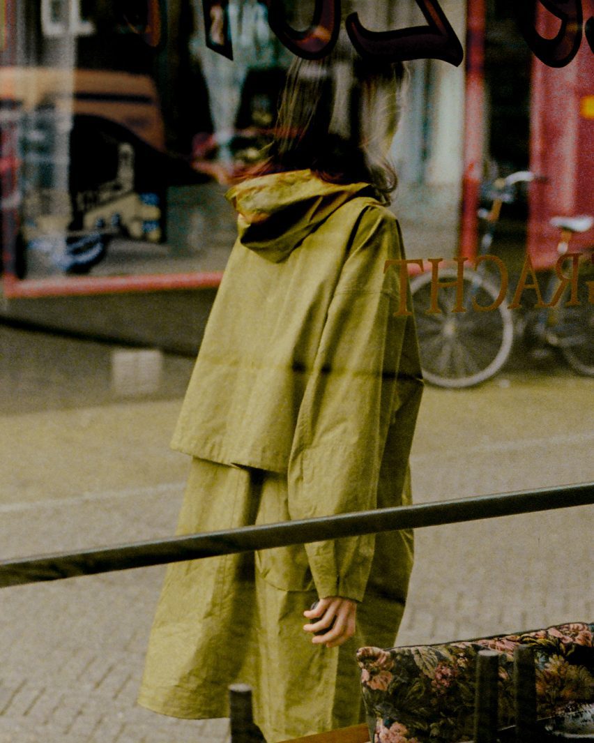 Imagen de una mujer mirando hacia adelante y caminando, sosteniendo un dispositivo Panter & Tourron Terra y Modem Works Design en una mano 