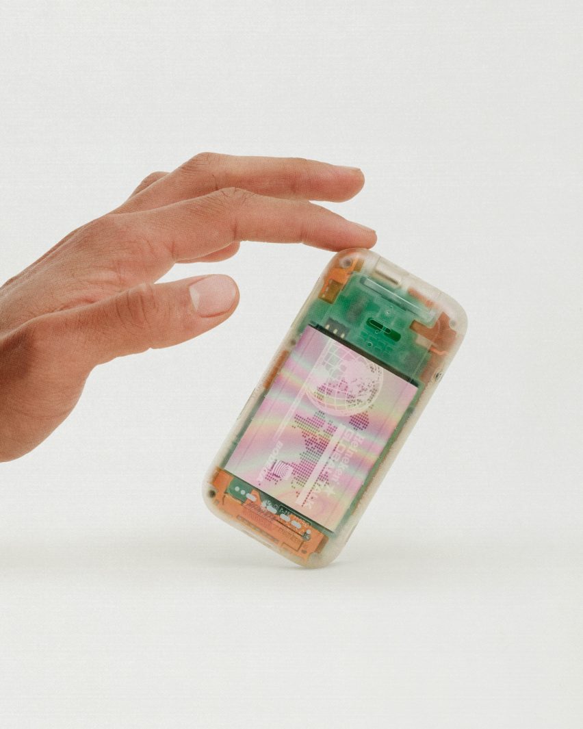 Le Boring Phone avec un boîtier transparent par Heineken et Bodega