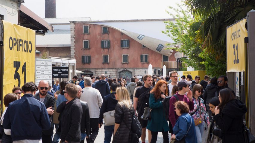 Photo of crowds at the entrance of Tortona Rocks