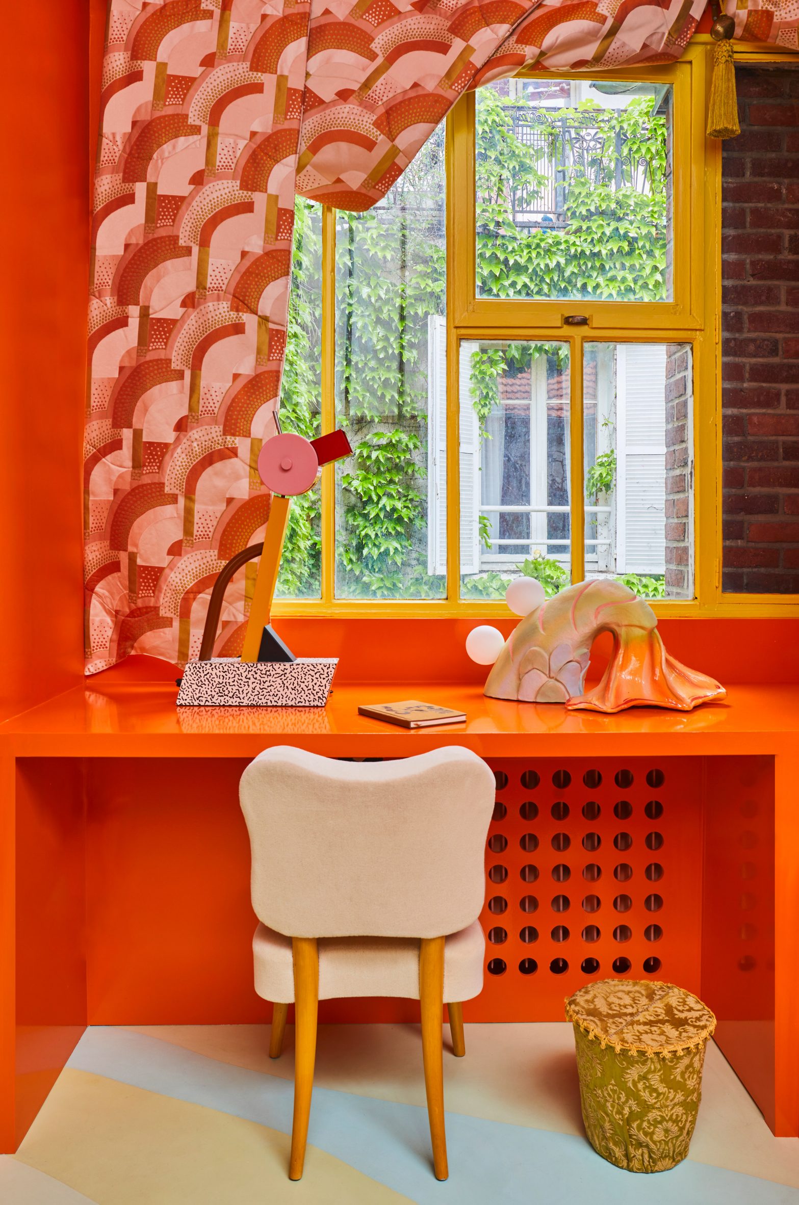 Orange desk in Univers Uchronia apartment