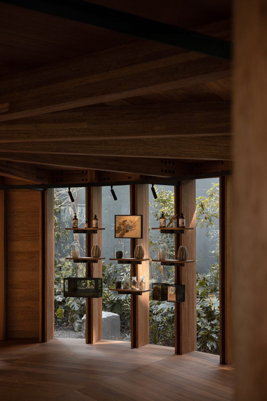 Rejillas verticales que sostienen estantes y vitrinas que muestran diversos artículos.