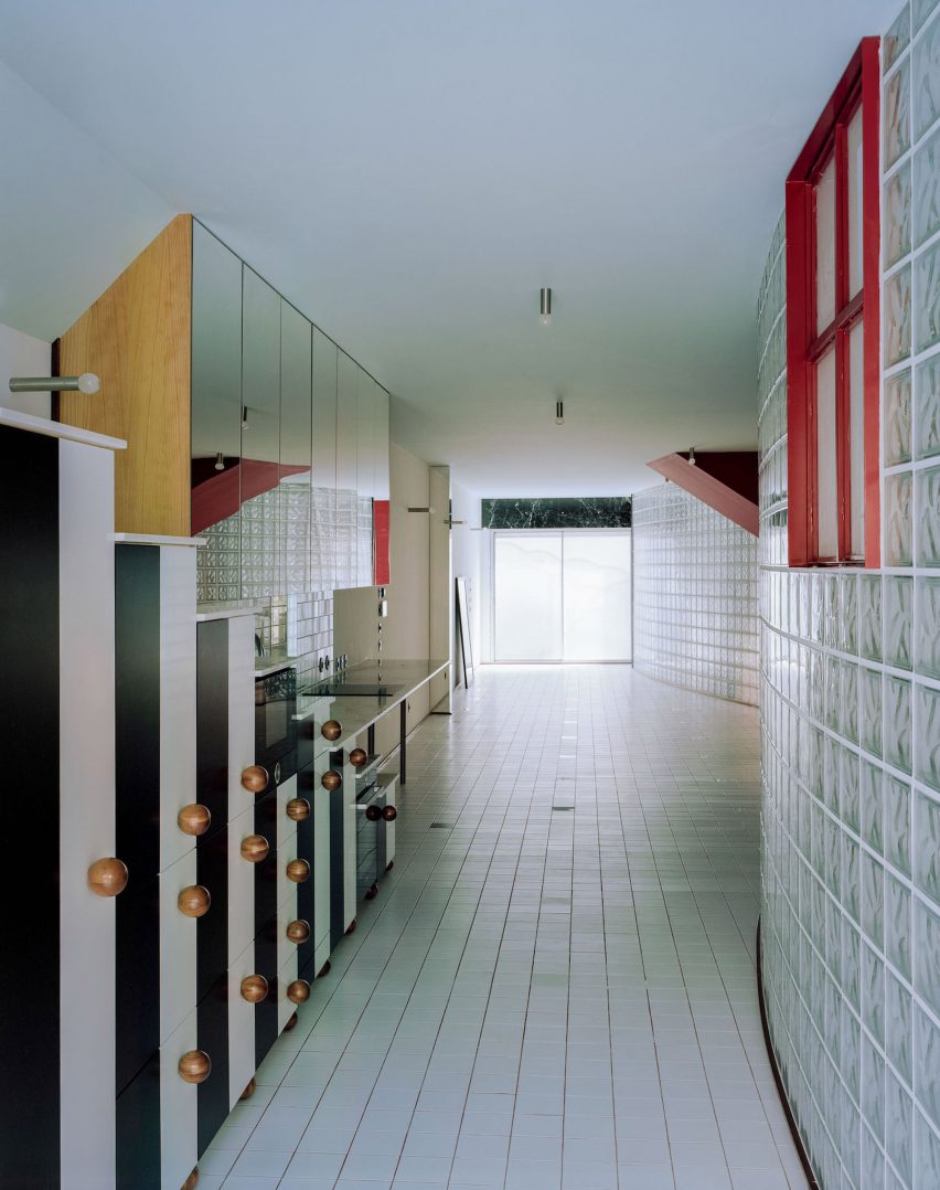 Black and white kitchen cabinets in a Porto apartment