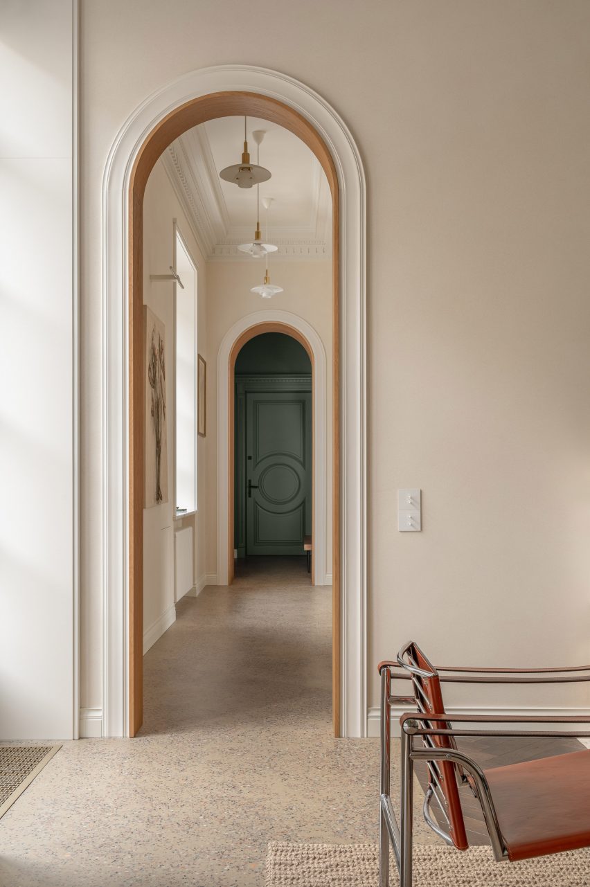 Koridor di apartemen dengan lengkungan