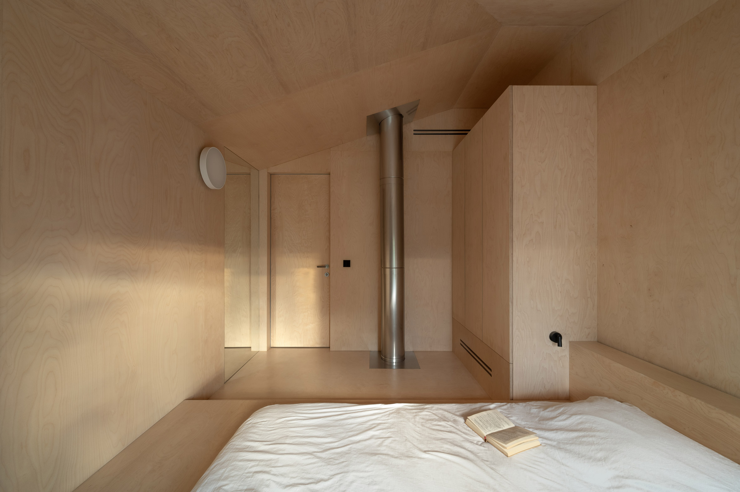 Bedroom within Dzen House by Shovk