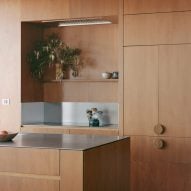 Eight minimalist kitchens where materials provide the decoration