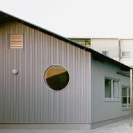 Double Roof House by Studio Tngtetshiu