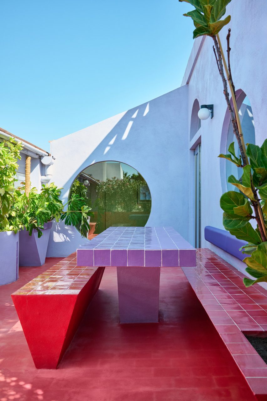 Balcón colorido con muebles geométricos.