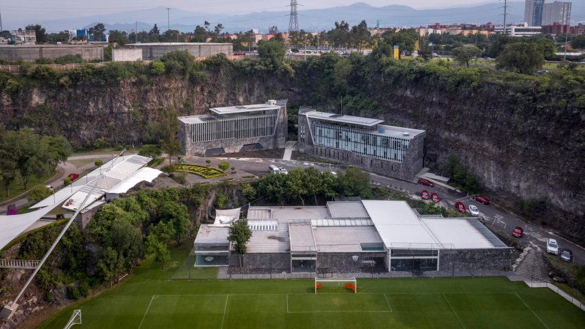 DF Arquitectos construye un gimnasio de roca volcánica en México