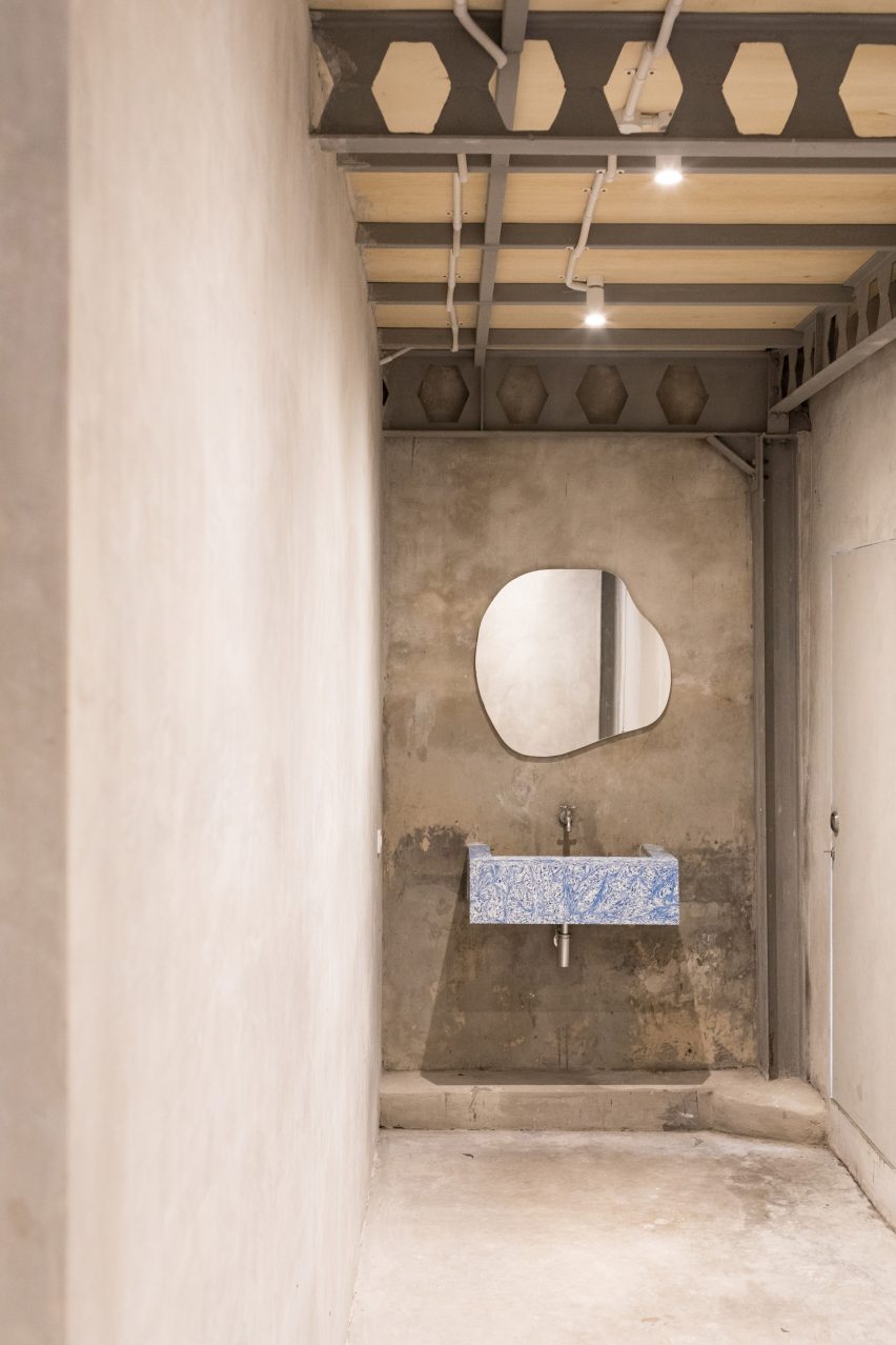 حمام در فضا کارگاه و استودیو موجود در دنپاسار، بالی