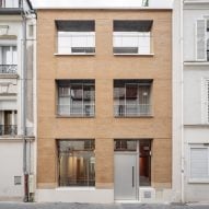Rammed-earth wall fronts Parisian townhouse by Déchelette Architecture