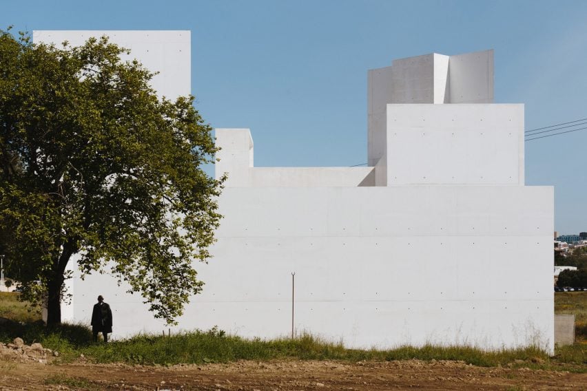 Exterior view of concrete annexe by Álvaro Siza