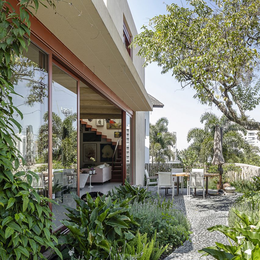 Spice and herb garden in Brazilian house by Arkitito Arquitectura