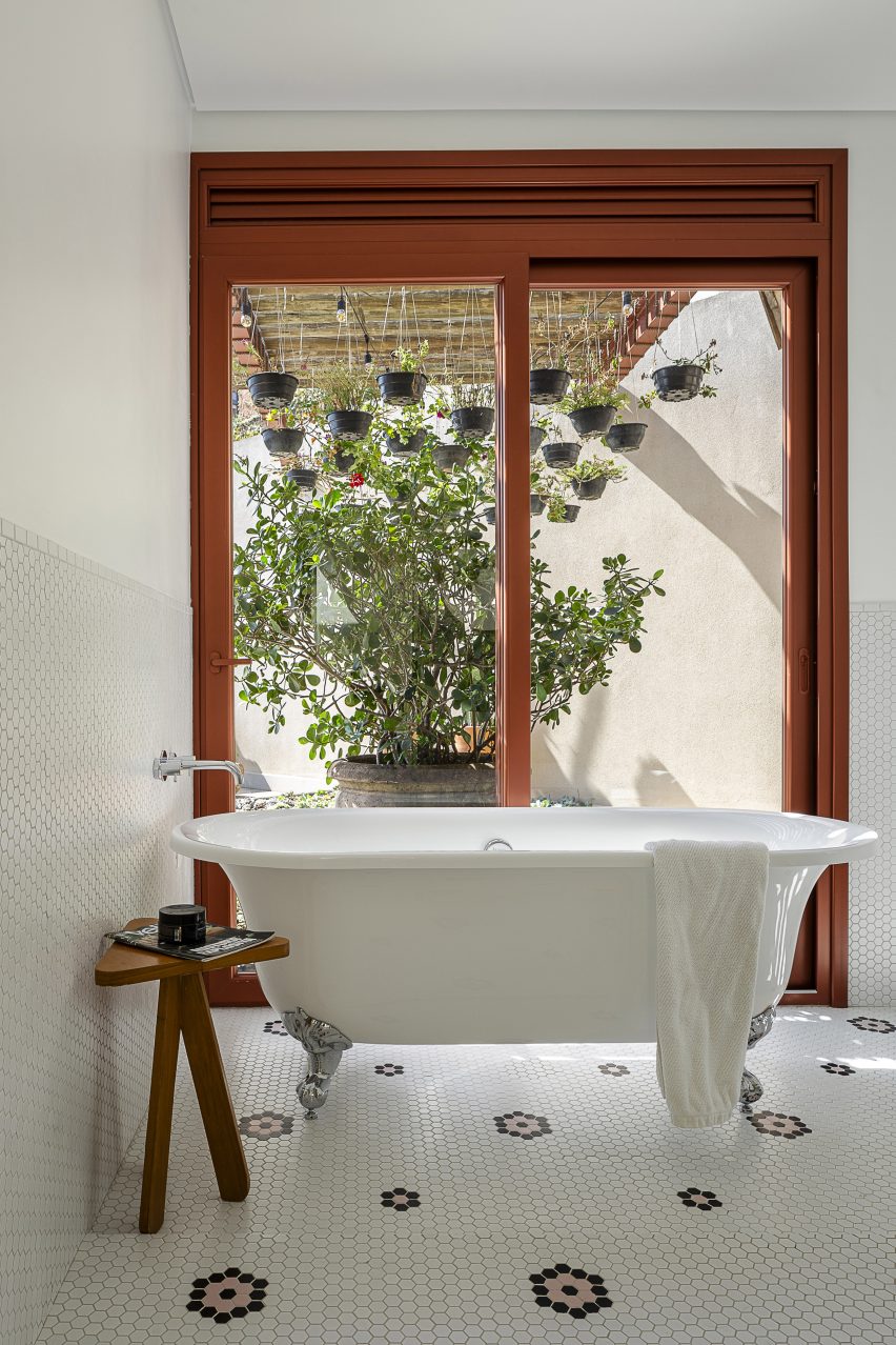 Floral-patterned tile bathroom