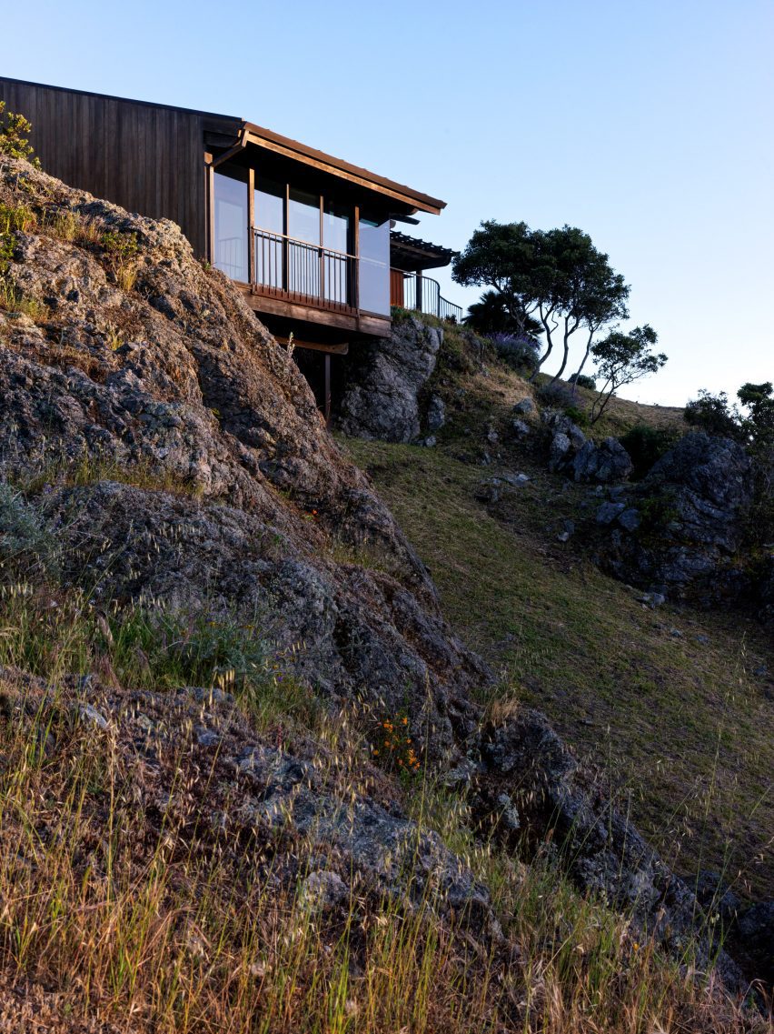 House by Mickey Muennig on top of craggy and grassy rockface