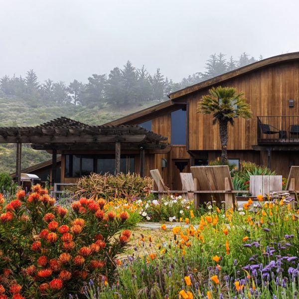 Electric Bowery renovates Big Sur home overlooking California’s coastline