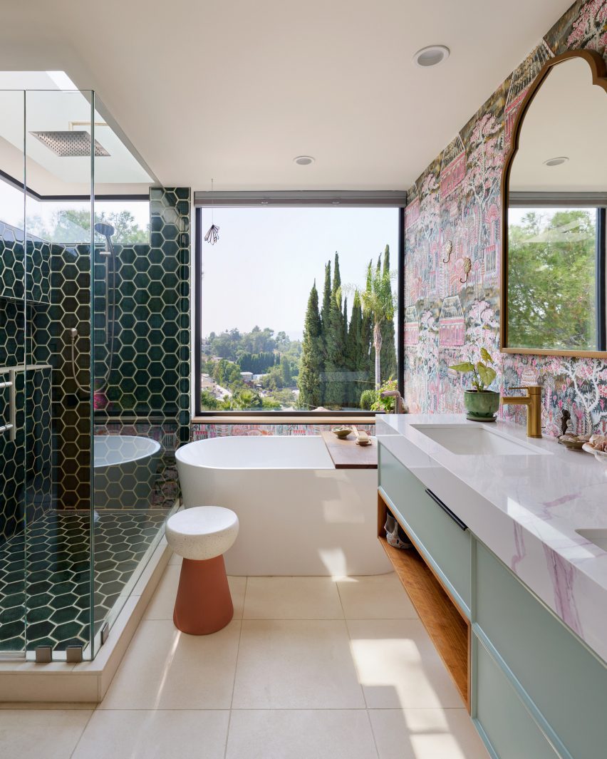 Patterned wallpaper in the bathroom