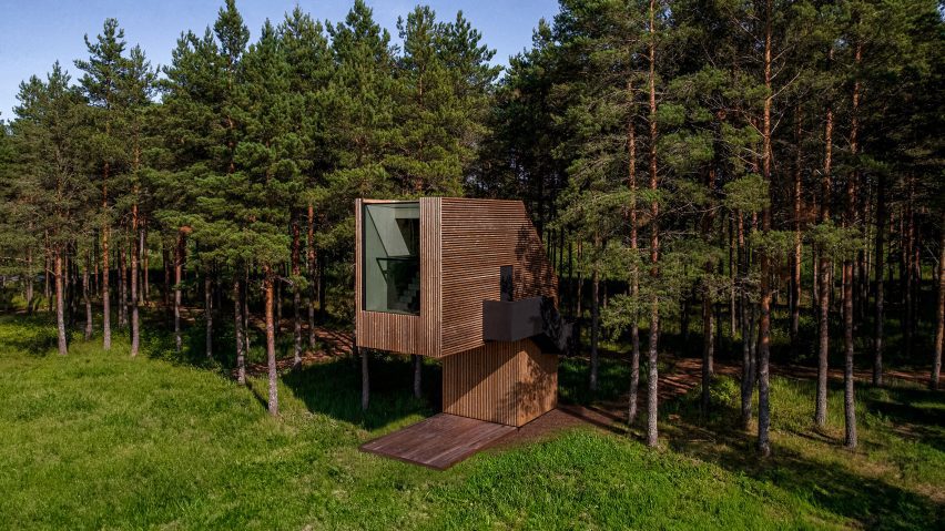 Cantilevered wooden building by Arsenit