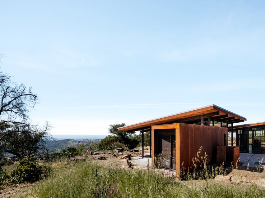 Weathering steel one-storey home overlooking a Californian valley