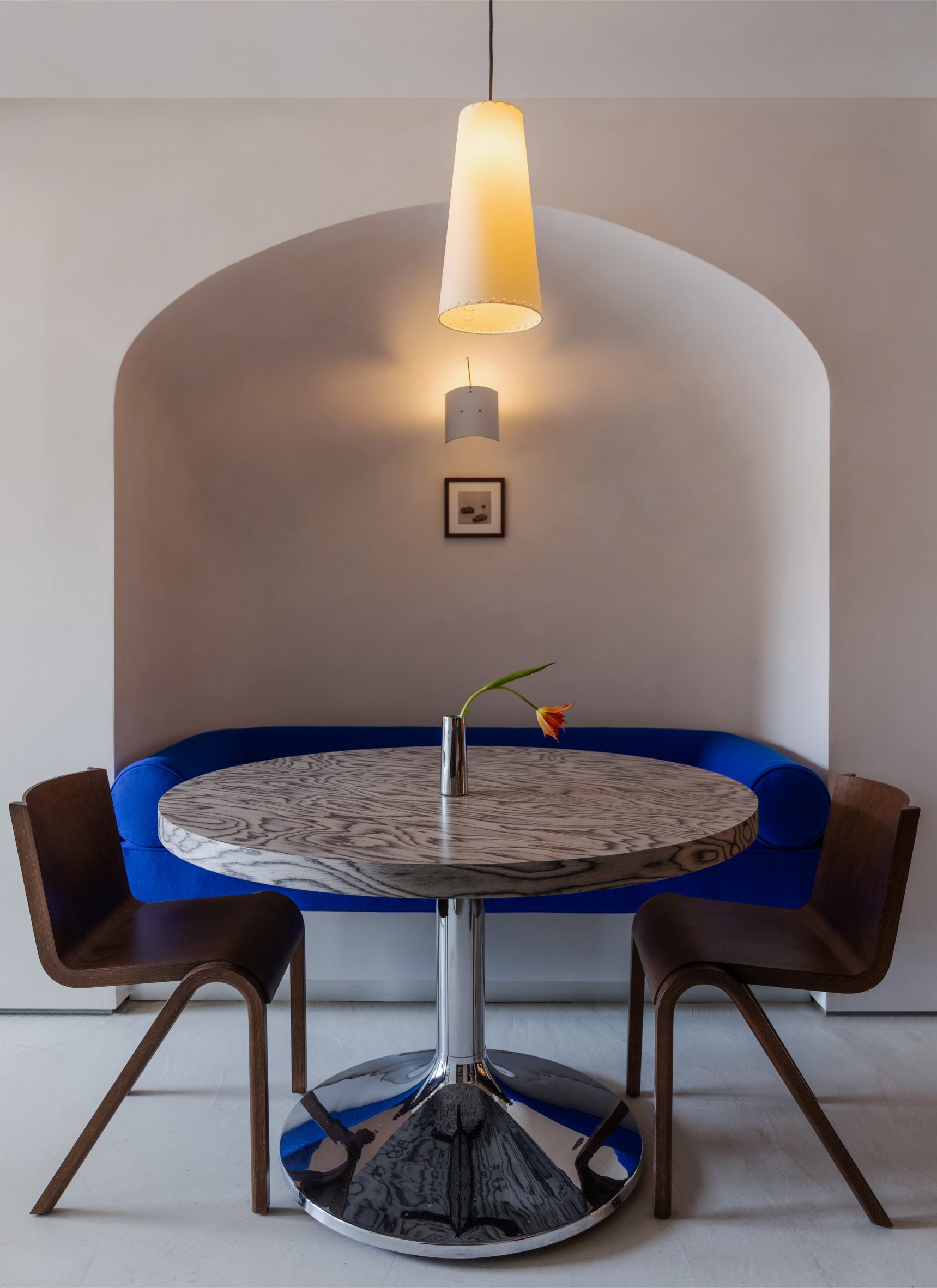 Dining niche with cobalt blue seat cushions